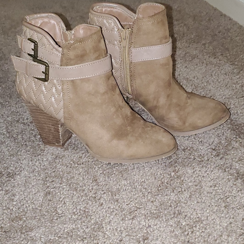 Super cute tan Booties